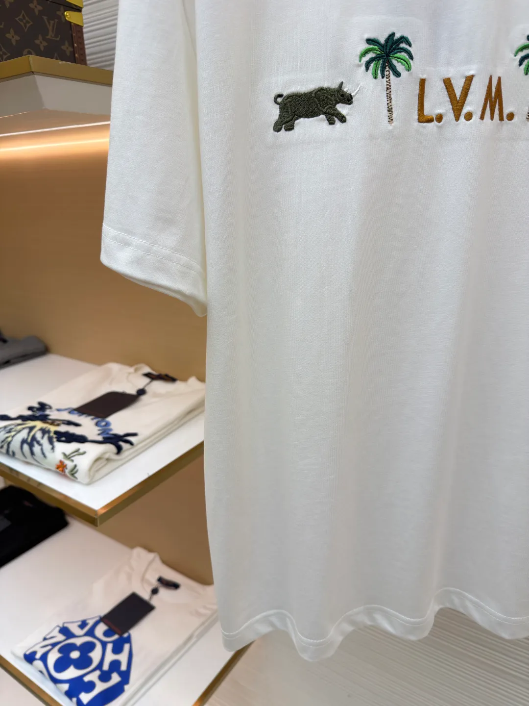 LOUIS VUITTON animal embroidery short-sleeved T-shirt ●Original version: Purchased and developed at 9350 ●Item number: 1682215-A05 ●Fabric: cotton fabric ●Technology: embroidery production ●Color: white ●Version: fitted version ●Weight: about 260 grams ●Size: XS-S-M-L ●Description: This embroidered short-sleeved T-shirt is made of high-end clothing technology. The fabric is made of 260g heavy-weight mercerized cotton. It has been treated with liquid ammonia mercerization to give the cotton a delicate luster. It is also anti-wrinkle and breathable, and its skin-friendliness and drape are greatly improved. The theme pattern on the chest adopts embroidery technology that combines Su embroidery flat stitch and seed embroidery. The animal and plant patterns show three-dimensional texture through different stitching methods. The letters are filled in with embroidery technology. The stitch density reaches 8 stitches per centimeter. The colors are full and the lines are neat. The embroidery edges are overlocked to avoid fuzzing. The neckline is reinforced with three needles and is paired with high-density rib fabric to keep it from loosening after long-term wear. The side seams of the body are seamlessly heat-pressed to reduce friction when worn. The overall style adopts a loose cut with slightly dropped shoulders, combined with three-dimensional cutting technology, which not only ensures wearing comfort, but also modifies the body line. The overall wiring is straight and delicate, the fabric is comfortable and soft, and the color is consistent without color difference. It can be matched with the same style to create a fashionable look and control various occasions. Customized accessories, complete with three standards, same style for men and women!